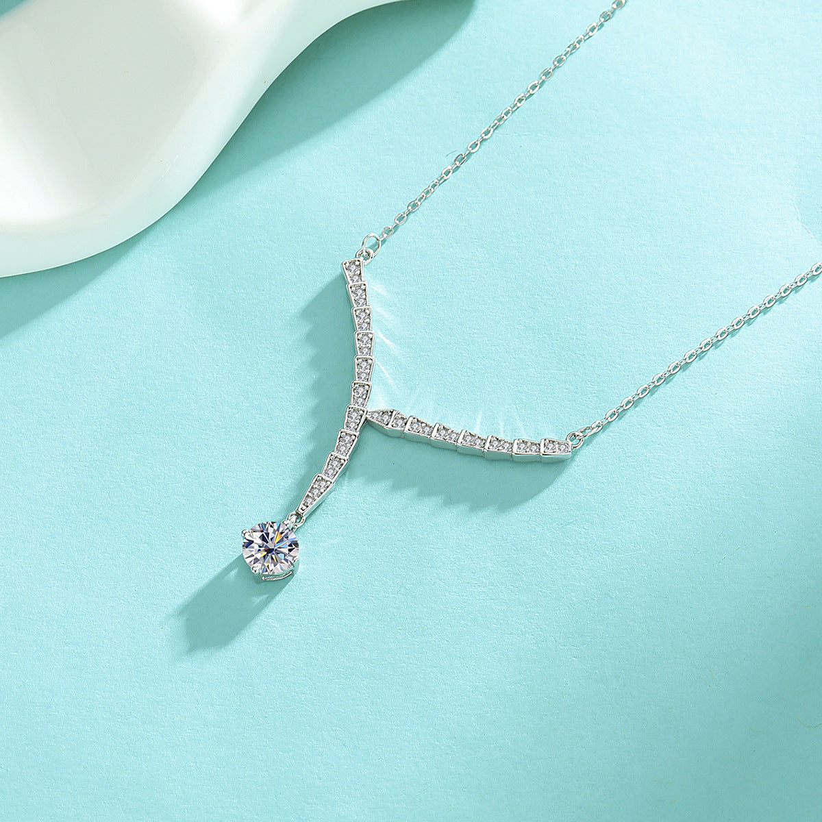 A 925 silvery 1 carat Moissanite 14K Golden plated V-shaped necklace, a versatile snake couple pendant necklace and clavicle chain, suitable for daily wear and Christmas, Halloween, Valentine's Day, birthday and New Year gift