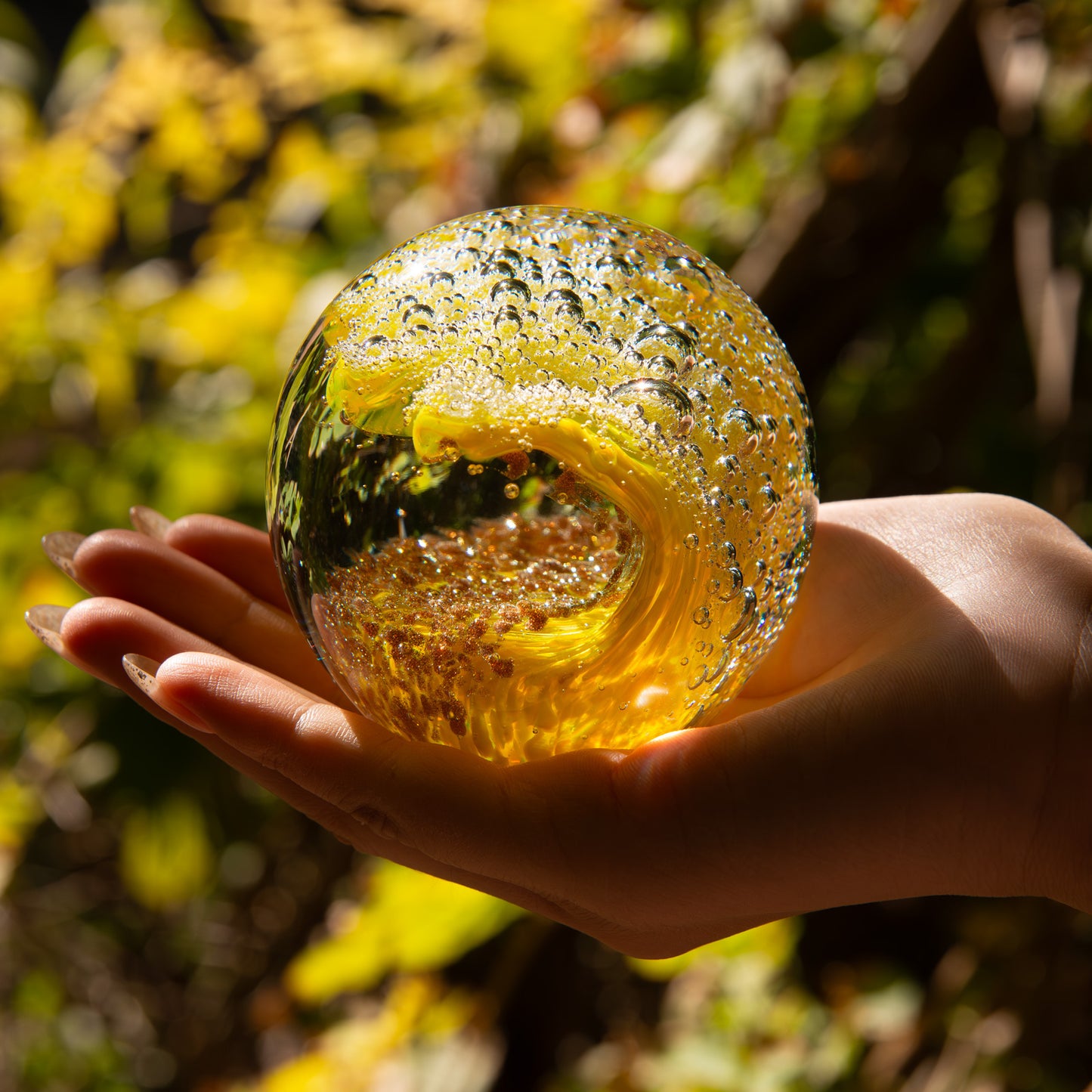 KANGMING Ocean Style Handmade Blown Glass Wave Paperweight, a Small Decorative Statue for Home Collection, Handcrafted Art Ornament, Collectible Souvenir, Blending Sky Blue with Golden Sand (8 Cm / 3.15 Inches / 700 Grams / 1