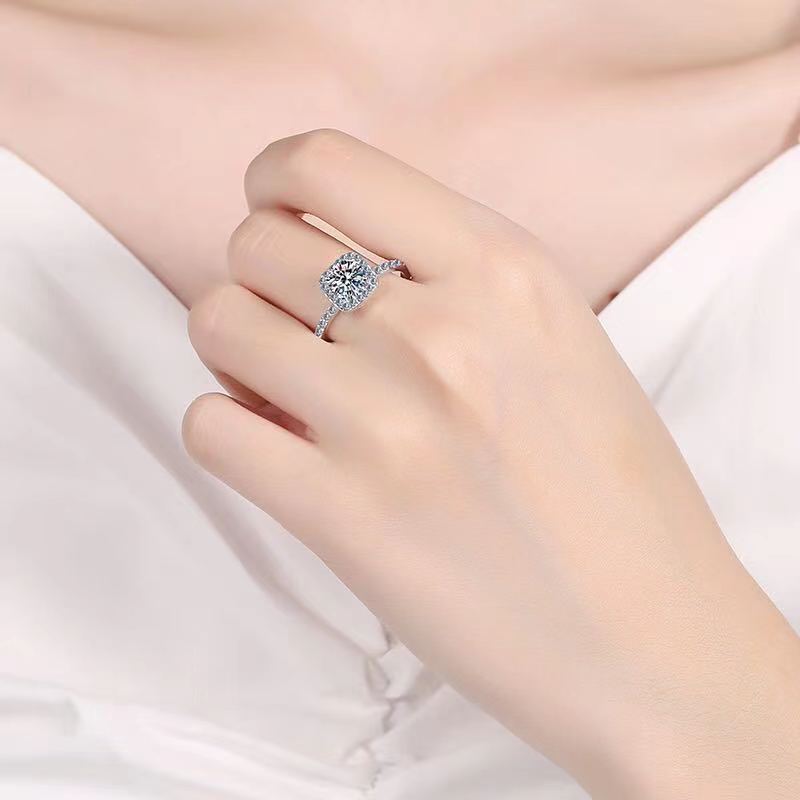 925 Silver 1 Carat Mossanite Square Ring, European And American Retro Light Luxury Niche Design Versatile Men's And Women's Ring, Advanced And Elegant Design Sense, Suitable For Proposing, Engagement, Wedding, Evening Parties