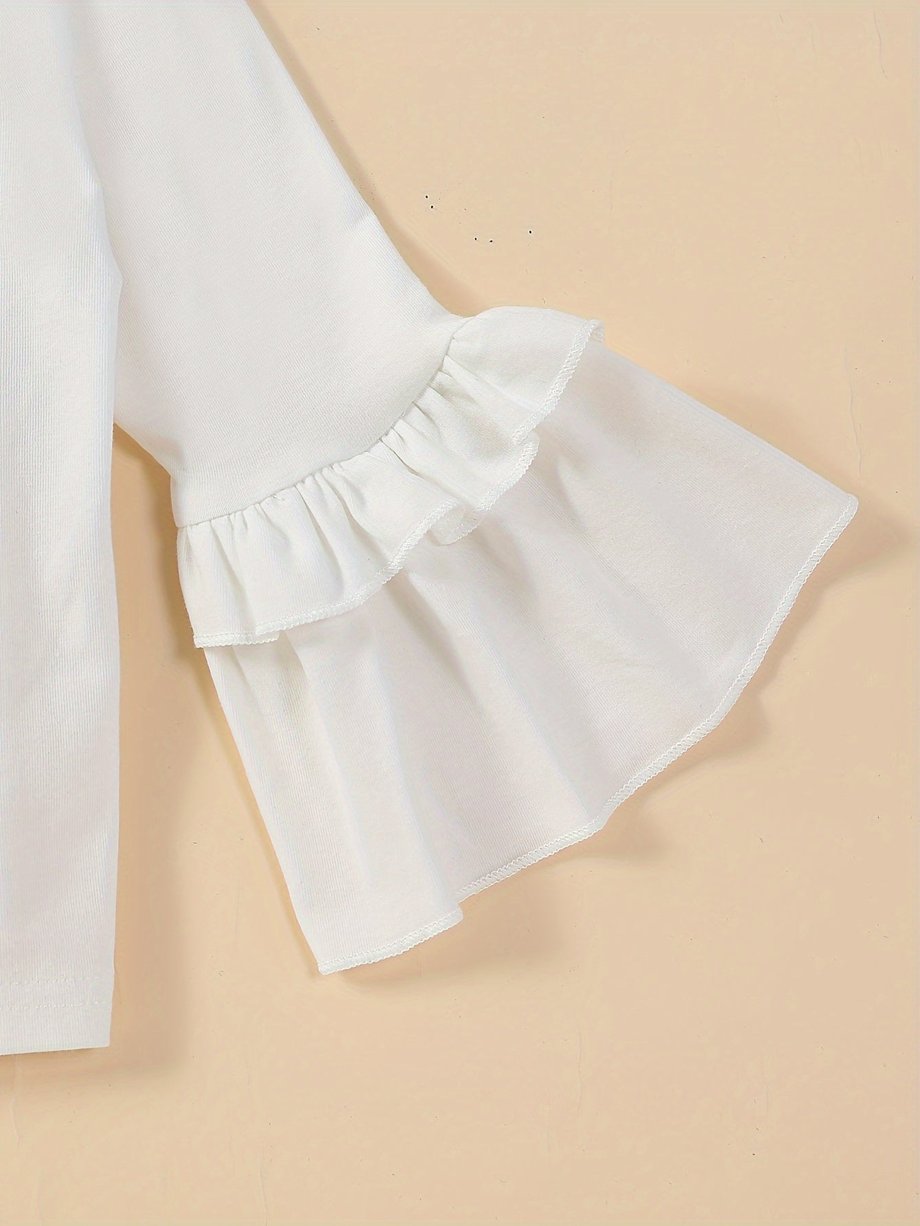 Girls' Spring and Autumn Fashion Set Girls' Flared Long Sleeve Letter Love T-Shirt Top Anti-Denim Pants Set with Belt, Perfect for Outdoor