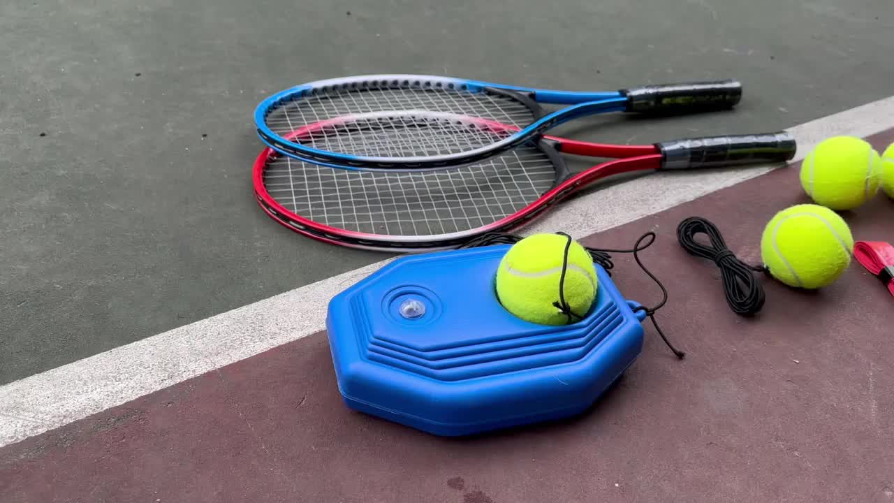 Double-person Junior Tennis Racket Set, Multi-functional Sports Racket, Includes 1 Tennis Training Device, 4 Tennis Balls, 2 Ropes, 3 Replacement Grips, 1 Net Bag. Suitable for Ladies, Gentlemen And Beginners. The Best Gift f