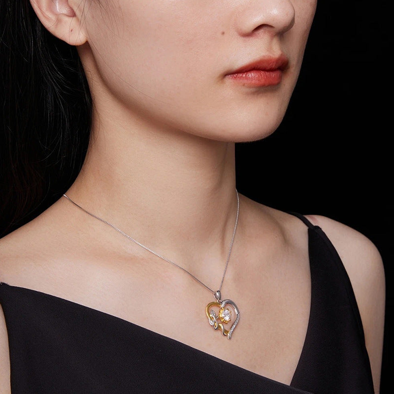S925 Silvery 1 Carat Four-Claw Round Moissanite Fashionable Romantic Sunflower Heart-Shaped Women'S Pendant Necklace Clavicle Chain, Suitable for Daily Wear And Valentine'S Day Birthday Anniversary Gift for Mother And Friends