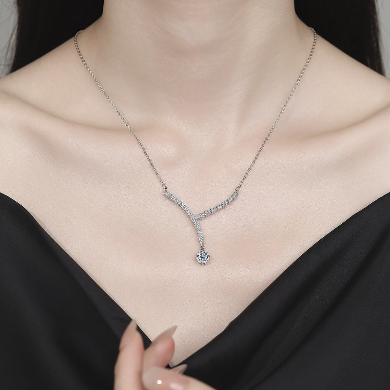 A 925 silvery 1 carat Moissanite 14K Golden plated V-shaped necklace, a versatile snake couple pendant necklace and clavicle chain, suitable for daily wear and Christmas, Halloween, Valentine's Day, birthday and New Year gift