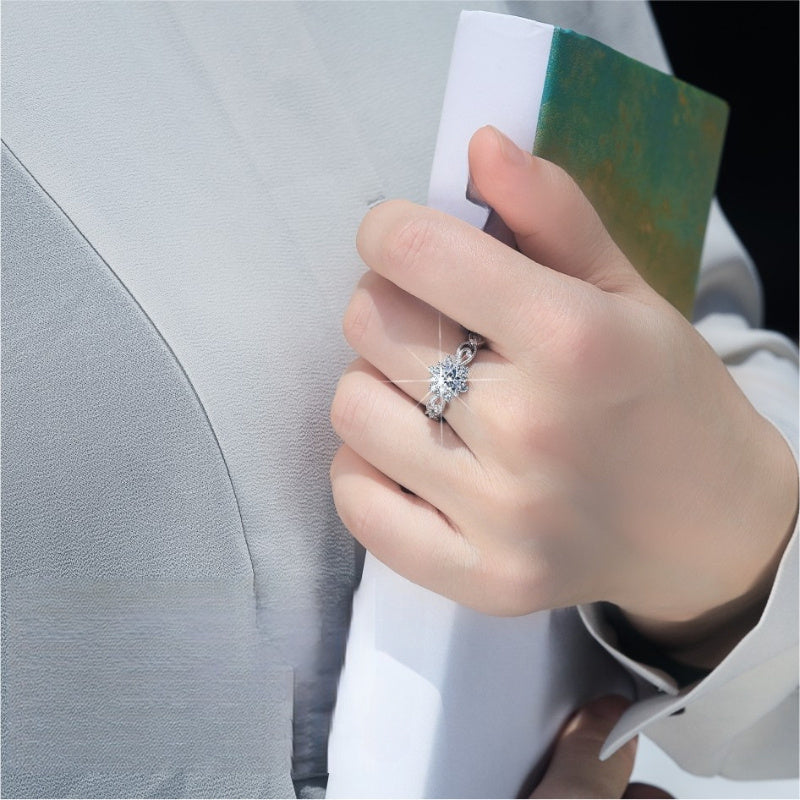 925 pure Silvery moissanite snowflake-shaped Women's fashion ring, dreamy luxury, elegant and generous, suitable for banquets, weddings, daily wear, vacation, dating, suitable for Thanksgiving, Christmas and Halloween gifts,