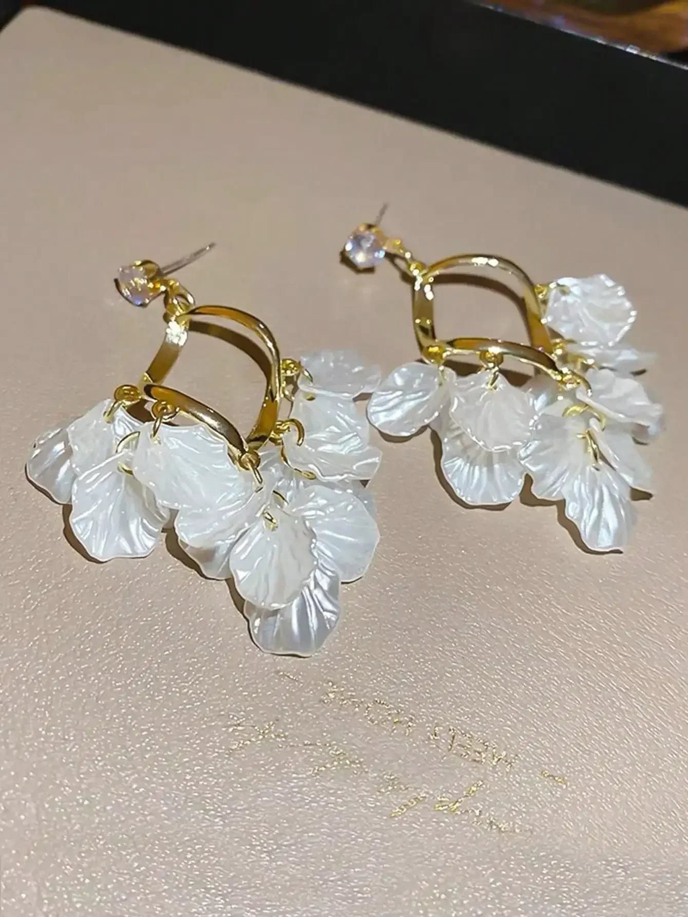 1pair Sweet High-Grade Delicate Petal & Flower Design Fashionable Daily Earrings For Elegant Women Valentines,Mom,Mother