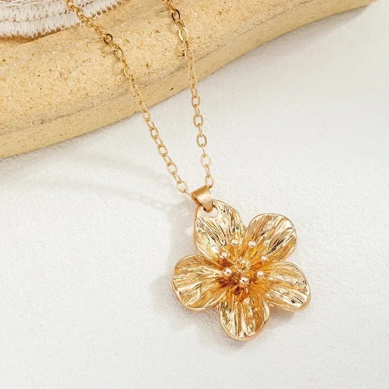 Golden Dopamine Style Flower Pendant Necklace for Women 2025 New Trend Wrinkled Choker Wedding Gifts Accessories