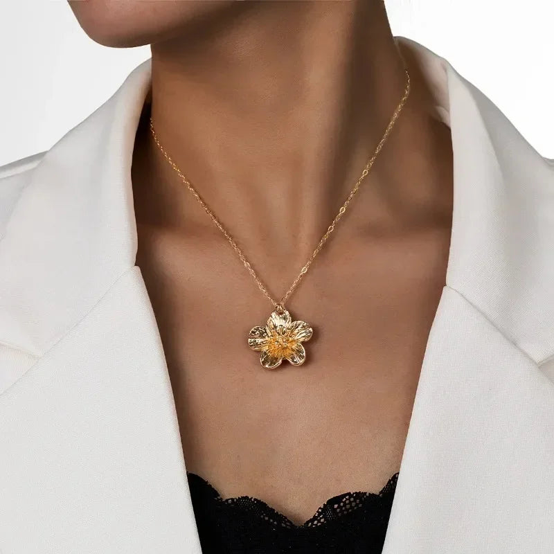 Golden Dopamine Style Flower Pendant Necklace for Women 2025 New Trend Wrinkled Choker Wedding Gifts Accessories