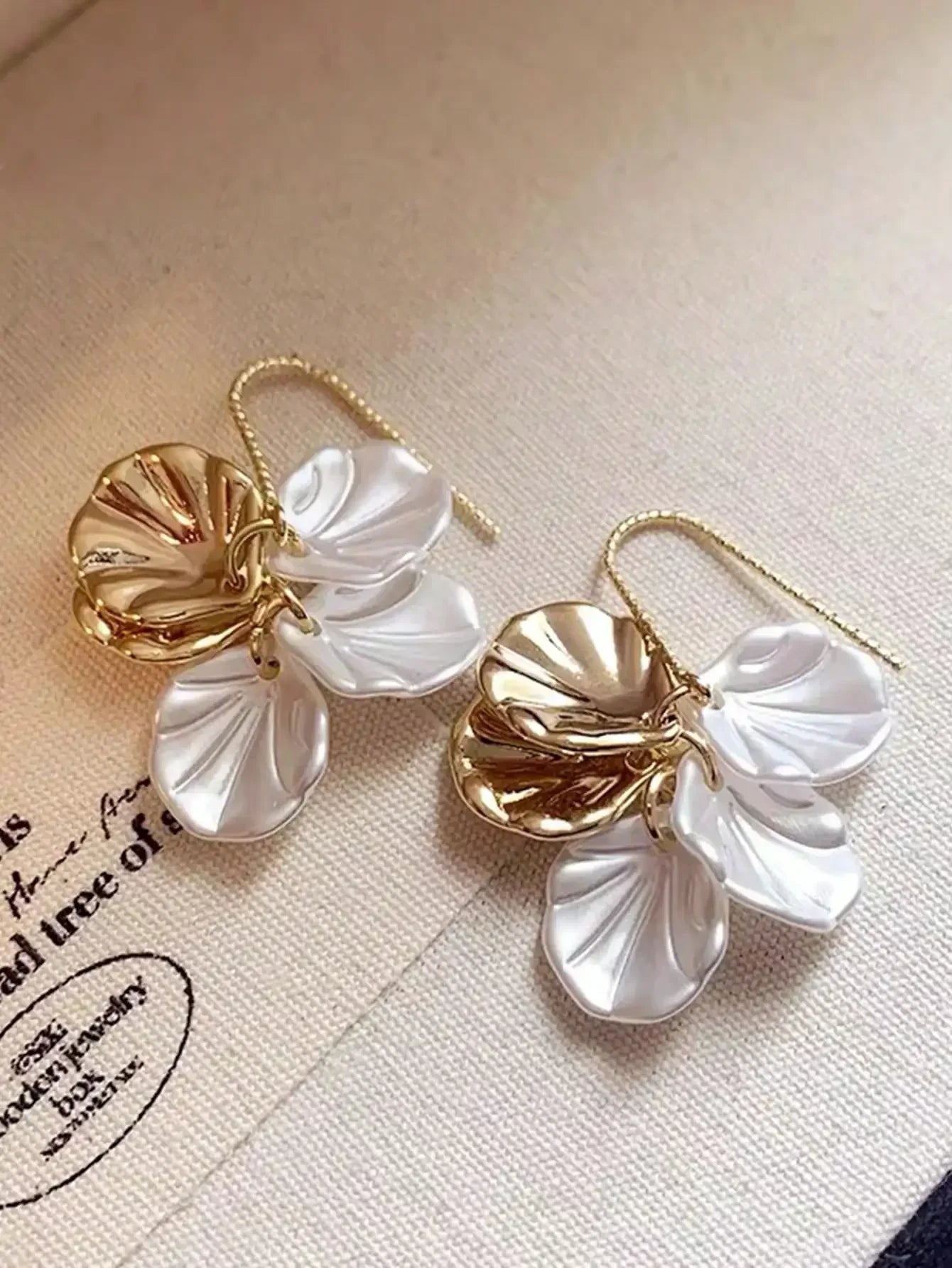 1pair Sweet High-Grade Delicate Petal & Flower Design Fashionable Daily Earrings For Elegant Women Valentines,Mom,Mother