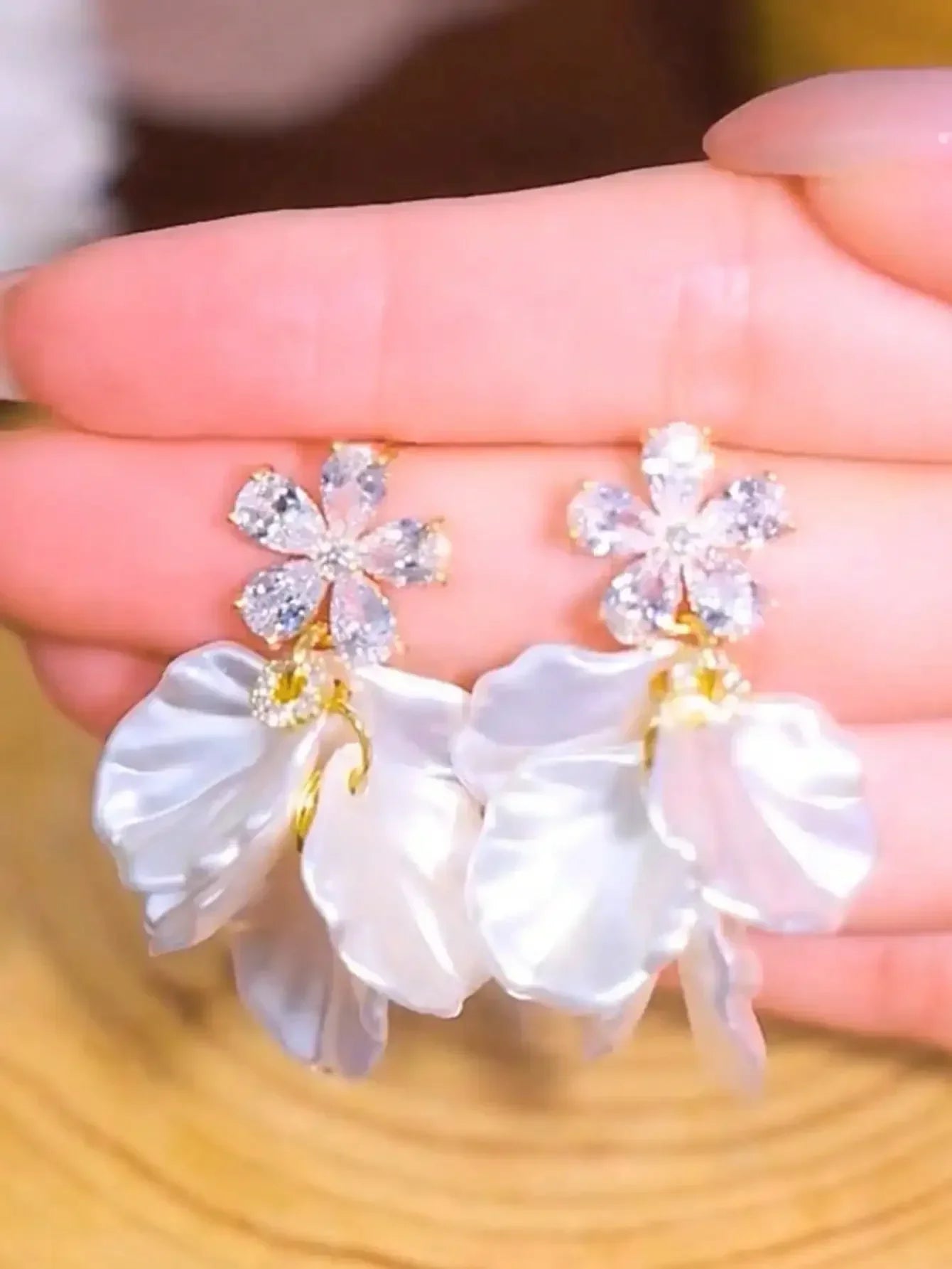 1pair Sweet High-Grade Delicate Petal & Flower Design Fashionable Daily Earrings For Elegant Women Valentines,Mom,Mother
